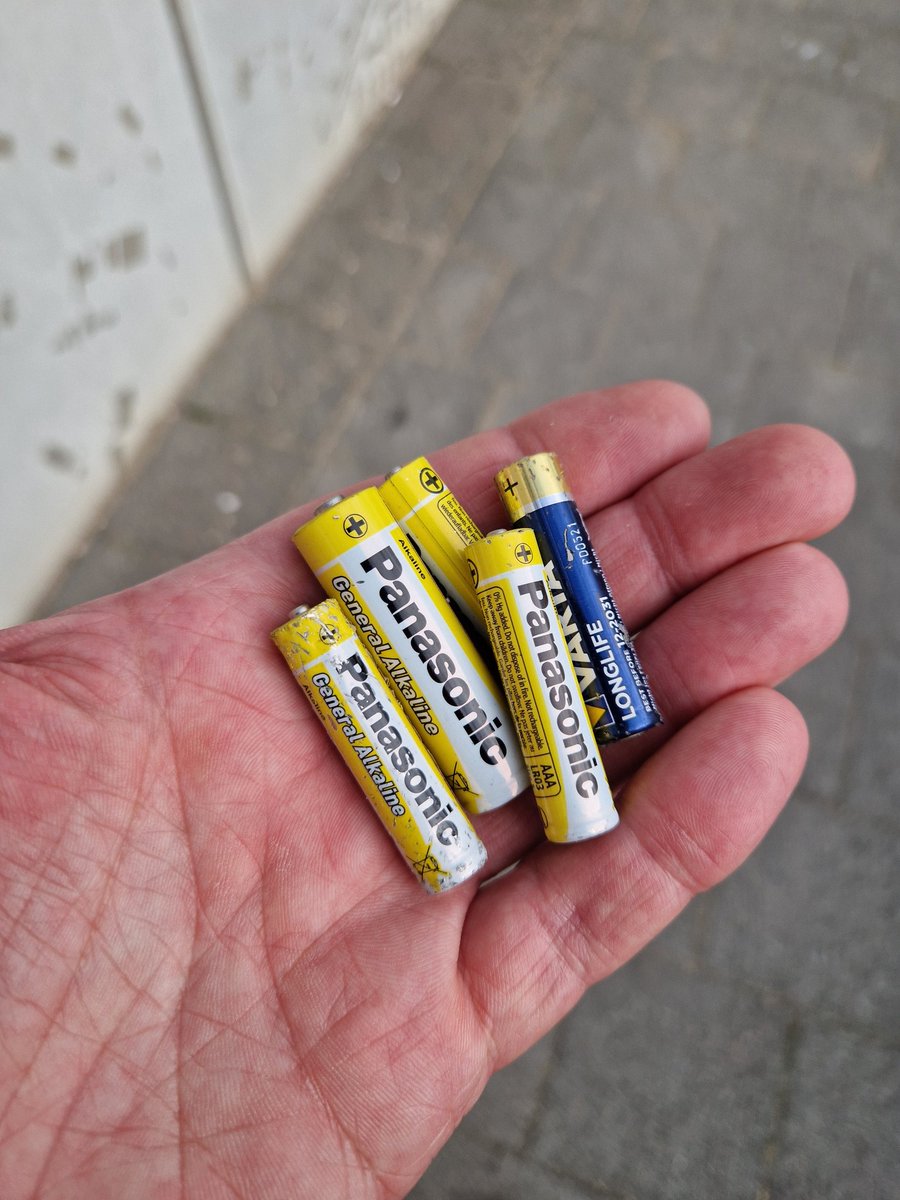 #Rotterdam
De batterij was op.
Zelfs geen energie meer over om ze 200mtr verderop bij de Praxis in te leveren en dus maar op hier straat achtergelaten. #dewereldwaarinweleven
#Supportervanschoon #zwerfieNL