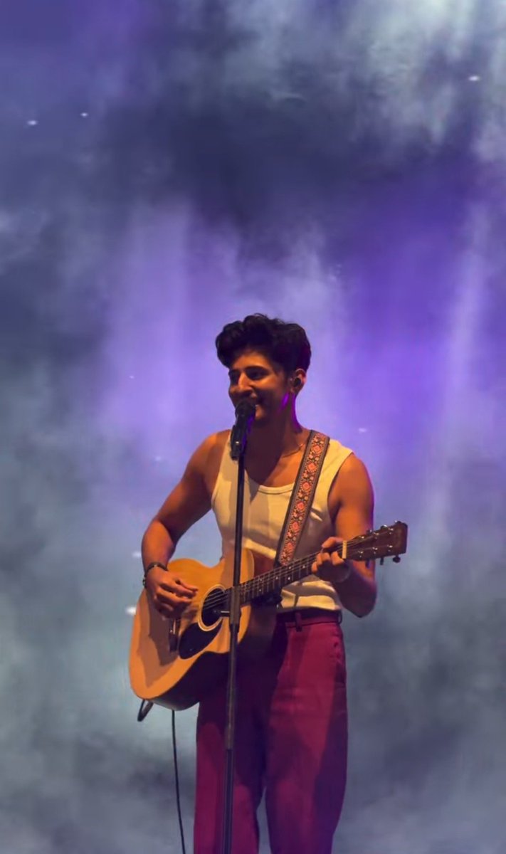 nainaadz's tweet photo. how pretty he looks while holding his guitar with this bg💗🫠🪄 https://t.co/MG7NGchaSa