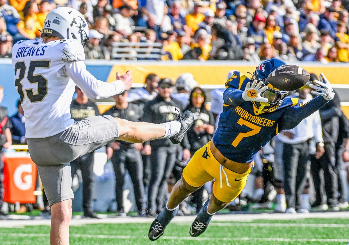TheSignalCaller's tweet photo. This shot of the Boyce blocked punt by @ALLPROSPARKS is next level. Amazing what Sparky can do when I’m not standing in front of him! 🤣 https://t.co/1ZodcJKsNG