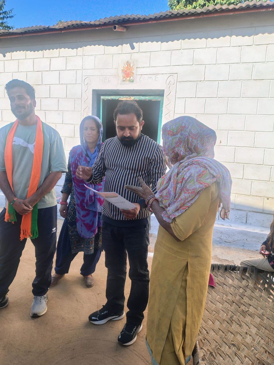 pankajbadgotra's tweet image. आज सुश्री @ShagunParihar_  जी विधायक किश्तवाड़ व  अन्य कार्यकर्ताओं के साथ नगरोटा विधानसभा क्षेत्र के अंतर्गत ब्लॉक डंसाल की पंचायत नागोला में जन संपर्क अभियान चलाया।
@devyanidsrana

#electionmode #compaignmode