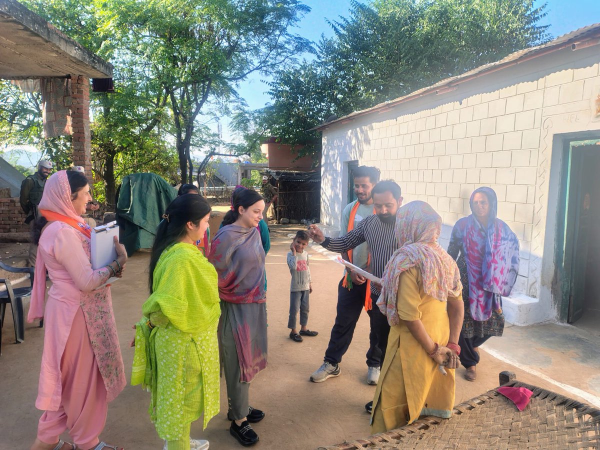 pankajbadgotra's tweet image. आज सुश्री @ShagunParihar_  जी विधायक किश्तवाड़ व  अन्य कार्यकर्ताओं के साथ नगरोटा विधानसभा क्षेत्र के अंतर्गत ब्लॉक डंसाल की पंचायत नागोला में जन संपर्क अभियान चलाया।
@devyanidsrana

#electionmode #compaignmode