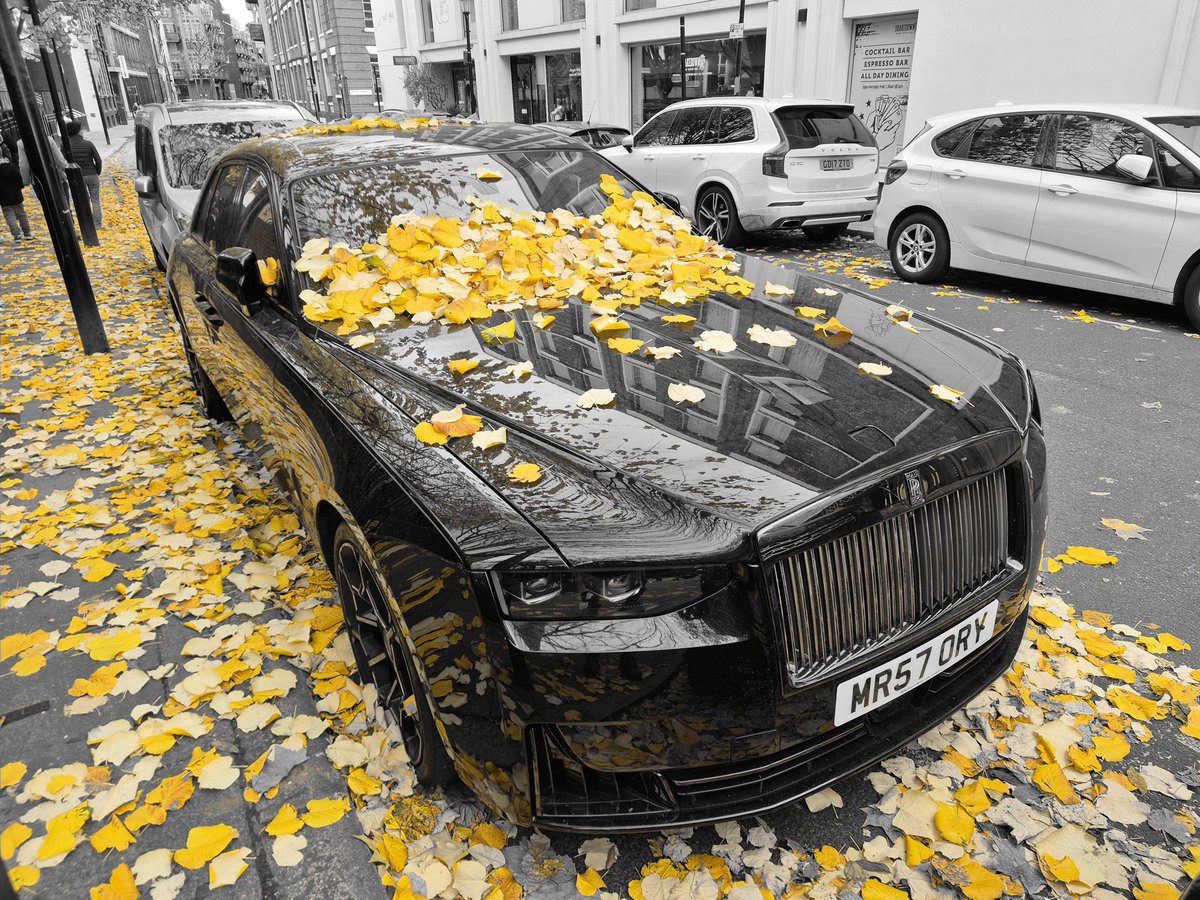GeraldM64883070's tweet photo. #sundayyellow #RollsRoyceGhost #streetsoflondon #lovelondon #spotcolour https://t.co/ZRI9dchHCN
