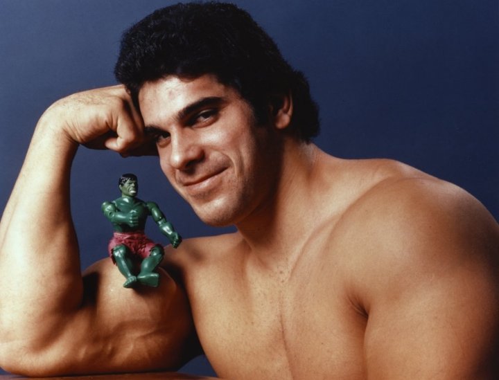 Joredubs's tweet image. Nascido em 1951 hoje é o aniversário de Lou Ferrigno, o incrível Hulk clássico! Está completando 74 anos e segue grandão e saudável! 

O ator é ex-body builder famoso e interpretou o Hulk no seriado de TV &quot;The Incridible Hulk&quot; de 1977 à 1982.
 #Marvel #Geek