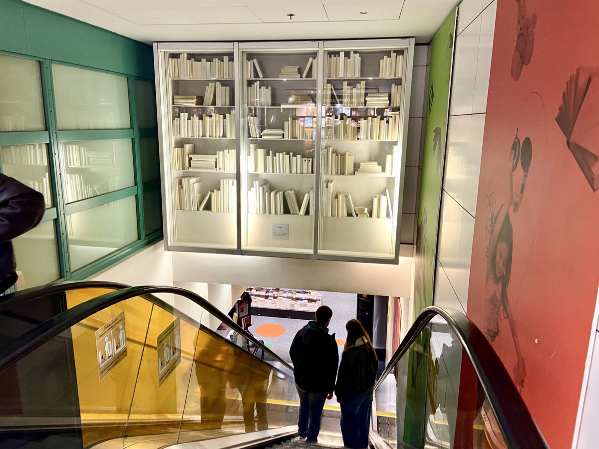 Le décor de l’émission #Apostrophes de Bernard pivot est à la #Fnac des Ternes via-sapiens.com/recoin/1085-Fn…