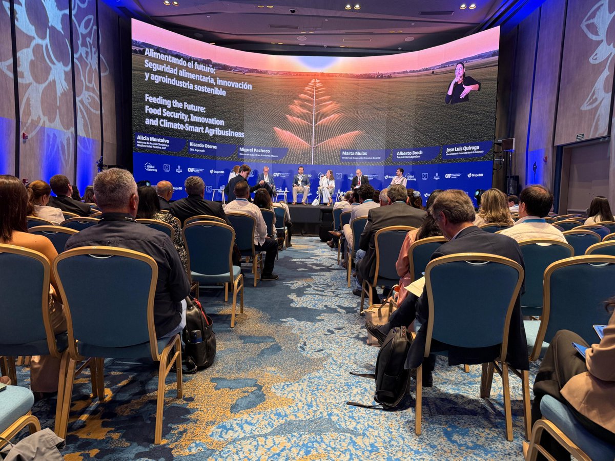 AgendaCAF's tweet photo. Como moderadora de la Sesión Plenaria “Alimentando el futuro” del Foro Empresarial ALC–UE, @AliciaMontalvo_, gerenta de Acción Climática y Biodiversidad Positiva, resaltó que la producción sostenible de alimentos es uno de los mayores retos globales y un eje central en la agenda climática.

“América Latina y el Caribe es una región de soluciones: produce alimentos para 1.300 millones de personas y concentra el 14 % de los cultivos mundiales, con potencial de llegar al 28 % o más”, afirmó.

Subrayó además que el 80 % de los productores de la región son pequeños agricultores, lo que refuerza la importancia de promover una agroindustria sostenible, inclusiva y resiliente al cambio climático.