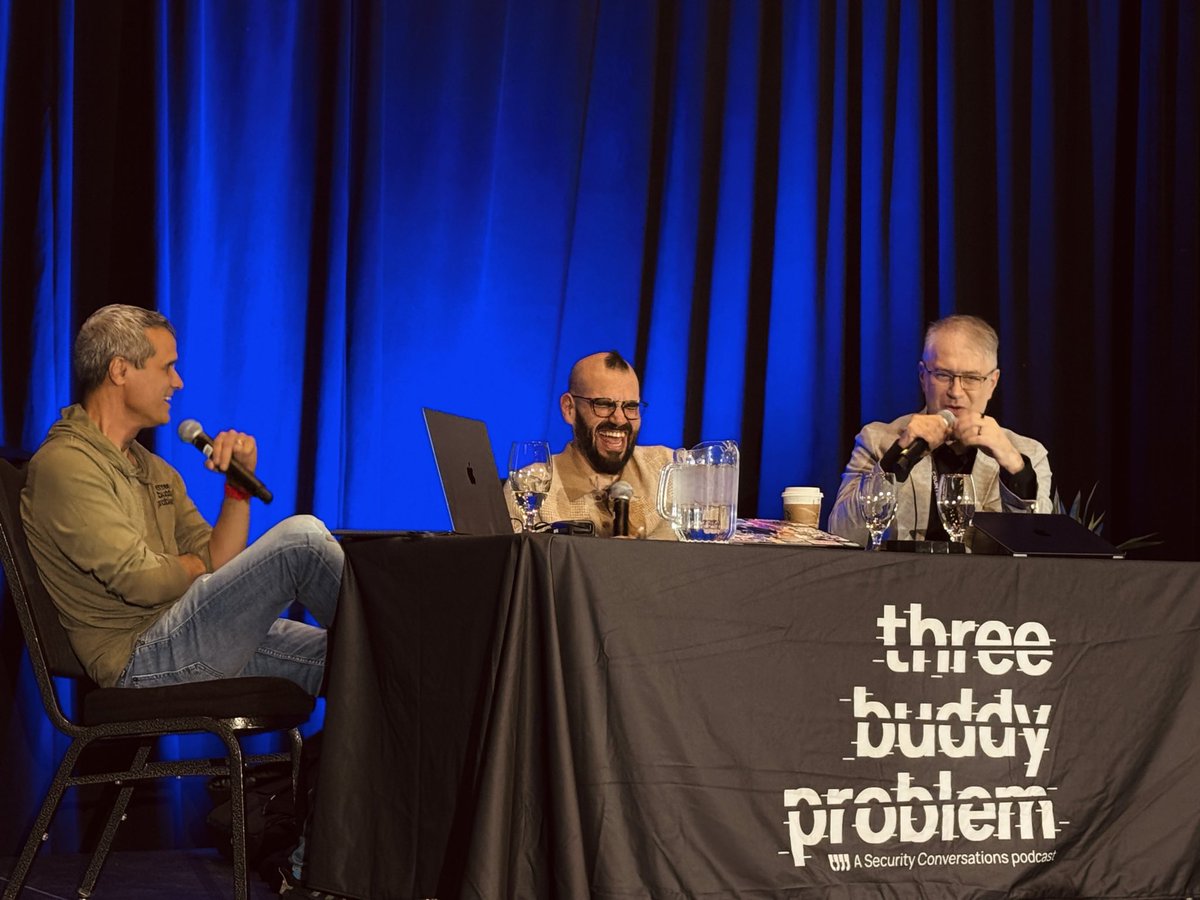 ryanaraine's tweet image. Scenes from a live podcast #threebuddyproblem