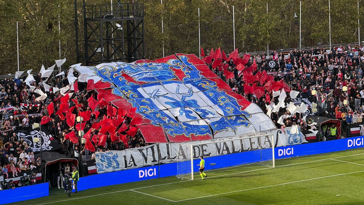 GoldeMichu's tweet image. Podría ser Old Trafford, podría ser Anfield

Pero esto es VALLEKAS y esto es el RAYO!⚡️