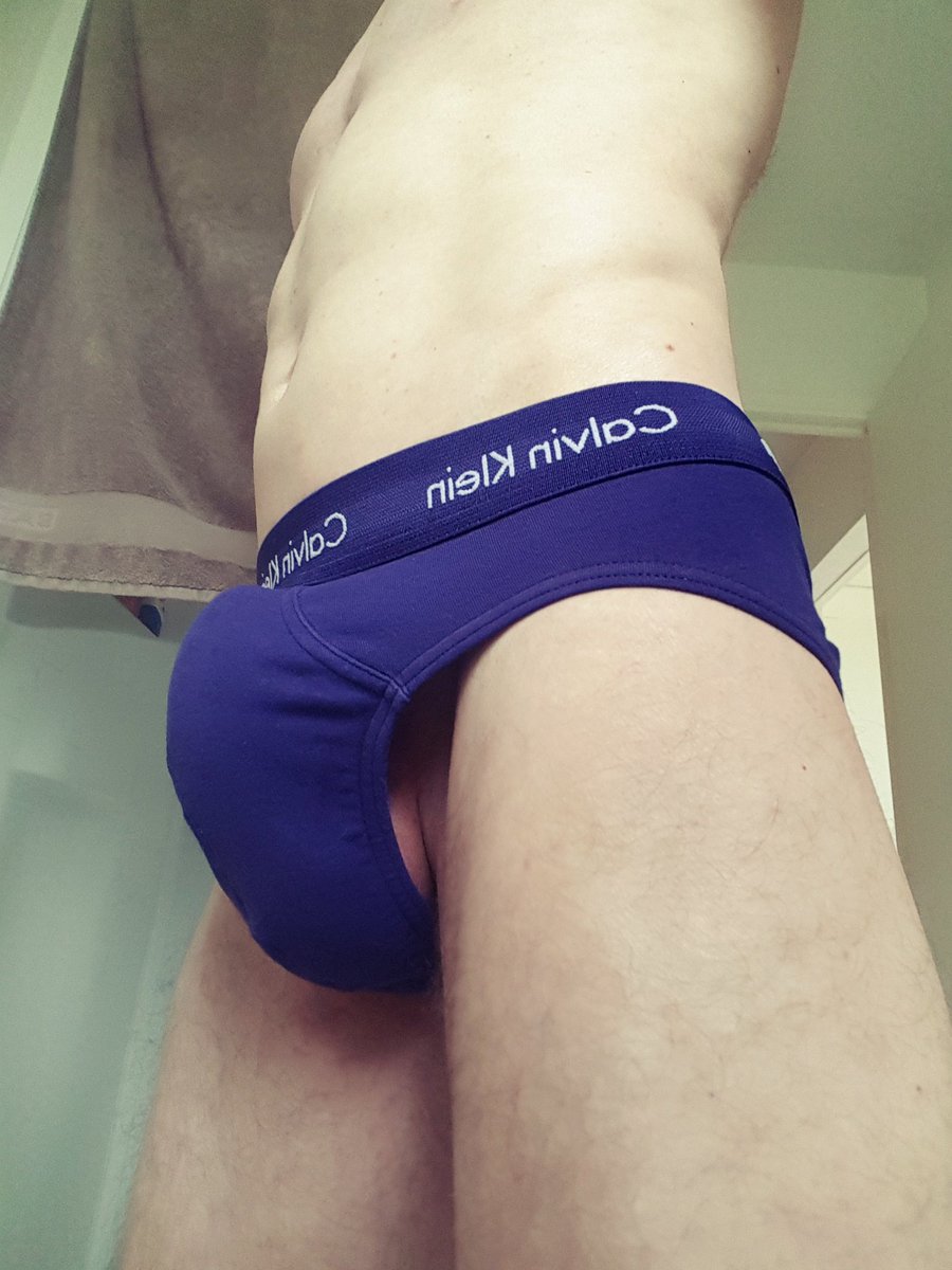 MaskedGaze's tweet photo. Une bosse qui est à l'étroit. On fait quoi ? 🔥

#gay #gayfrance #gayporn #gayboy #instagay #maqeue #cock #top #horny #hornyboy #hot #nsfw @hotfitmenonly @FrenchiesCocks @Frenchcockgay https://t.co/E8AjGhwSkL