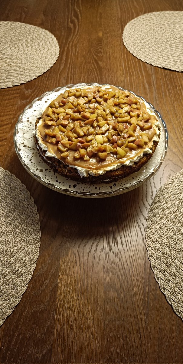 Lapseni, nuo vajaat kolmekymppiset, pistäytyivät.

Kehtasivat pelotella vanhaa miestä, että olisivat muka pohtineet tämän ja Marinin kirjan välillä. Perineet isänsä sairaan huumorin.

Tytär oli leiponut kakun, joka kuulemma trendaa Tiktokissa. Tiiä siitä, mutta hyvää oli ❤️