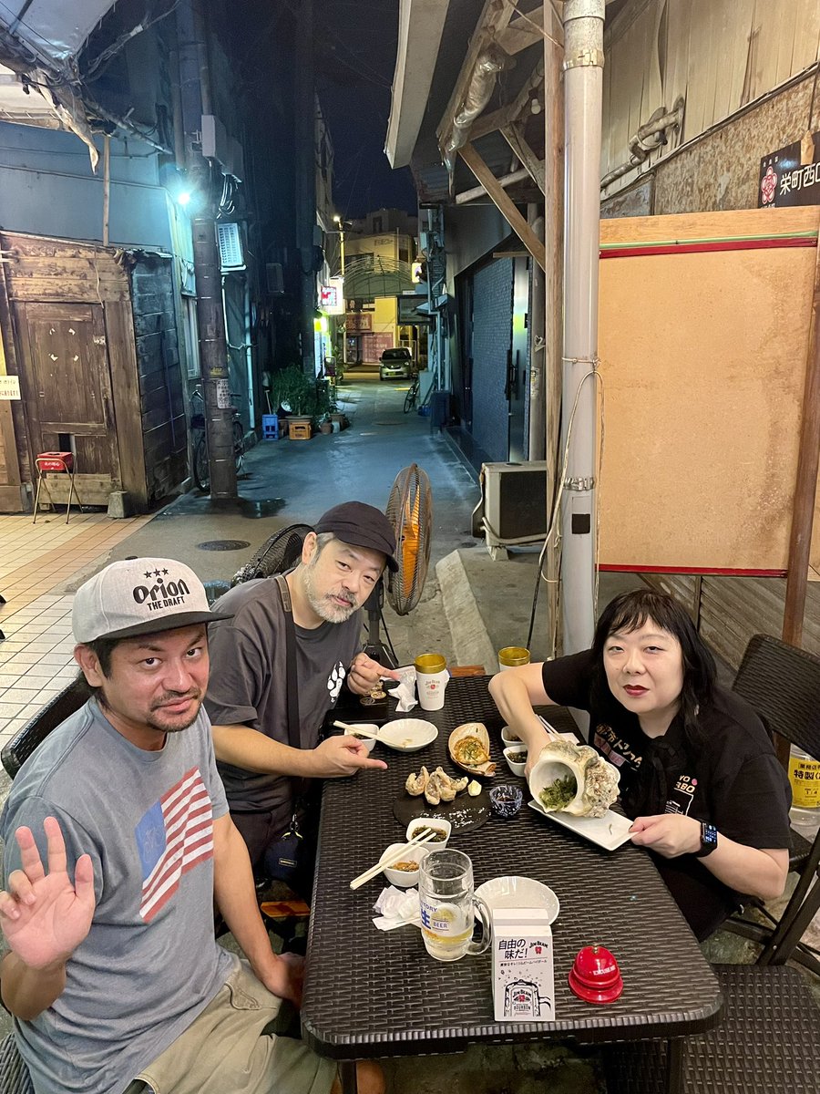 DJのお二人と沖縄料理を食べました