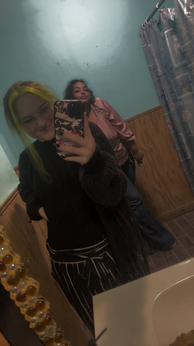 IvryRoses's tweet image. Round one of weekend photos 🥰and to think it all started with a stupid margarita at dinner 😆 I love my girls sm 🥹