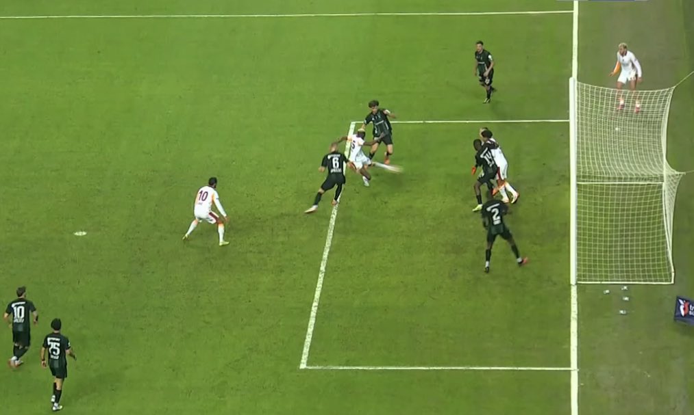 Galatasaray bu akşam düdük astırmalı 1 puanımız çalındı.