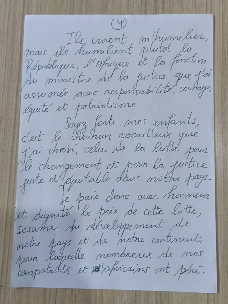 EdmondIzuba1's tweet photo. 🔴#RDC: « Je suis détenu arbitrairement dans un endroit où je n’ai accès ni au soleil, ni à la lumière, ni à l’air naturel, pour avoir choisi de servir notre pays, notre peuple et le Président de la République avec sincérité, dignité et loyauté… », la deuxième lettre de Constant Mutamba depuis son lieu de détention. Cette fois-ci, l’ancien ministre de la justice s’adresse à ses enfants 👇🏻