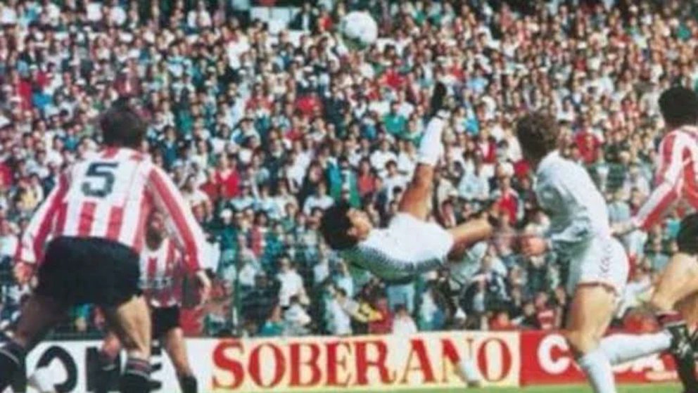 Cuantos años tenías cuando te enteraste que #HugoSanchez no gambeteaba y la gran mayoría de sus goles eran a un sólo toque?