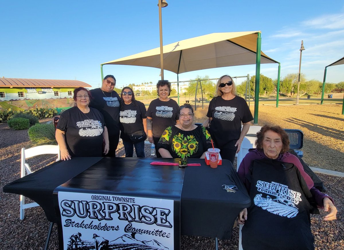 Melton_D4's tweet photo. Our 1st Movie Night at BiCentennial Park on a perfect evening in the OTS!  Special thanks the Stakeholders Committee, @Surprise_PD, and HSCV for pulling this together. Grateful for the support of @MayorSartor. Bringing our community together is what it’s all about! ❤️🥳 https://t.co/ChWDQ8Yroz