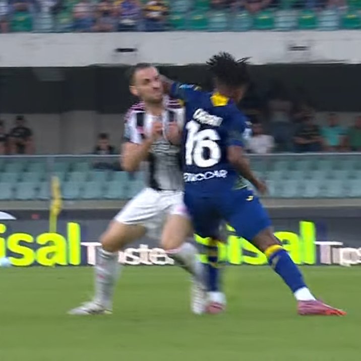SandroSca's tweet photo. Yildiz Rosso 2 giornate
Kalulu Rosso 2 giornate
Cambiaso Rosso 2 giornate

Orban vs Gatti giallo
Pellegri vs Gatti niente
Højlund vs Ferguson giallo

"Colpo di reazione in faccia sempre rosso in ogni campo, partita, giocatore*"

*se appartiene a club che inizia con J

🤹🏻🎪🤡 https://t.co/QWotRnhQIh