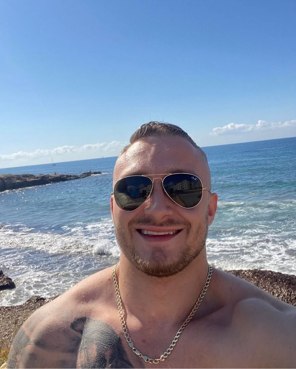 Wiecie co jest najpiękniejsze? 

Że sam się wybiłem, nikomu nic nie zawdzięczam. 
Mogę dziękować tylko sobie, nikt mi nie pomagał. 
Jestem przystojny, jestem traderem no i co - jestem bogaty hehe 

Pozdrawiam Szarki Szarks