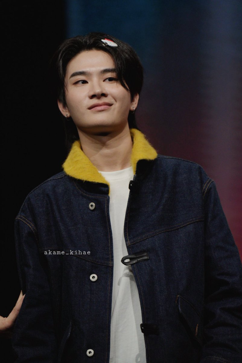 หล่อแบบบ!!! หล่อ 5555

#THAIchayanon
#BUS_THEFIRSTALBUM_FANSIGN