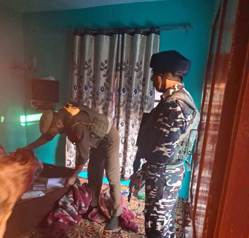 🚨 Srinagar Police conducts raids on residences of terrorist associates linked with banned organisations.
Extensive searches carried out across Srinagar under UAPA to dismantle terror networks. Incriminating material seized.
<a href="/JmuKmrPolice/">J&K Police</a> <a href="/KashmirPolice/">Kashmir Zone Police</a> <a href="/DrGVSundeep_IPS/">Dr.G.V.Sundeep Chakravarthy IPS</a>