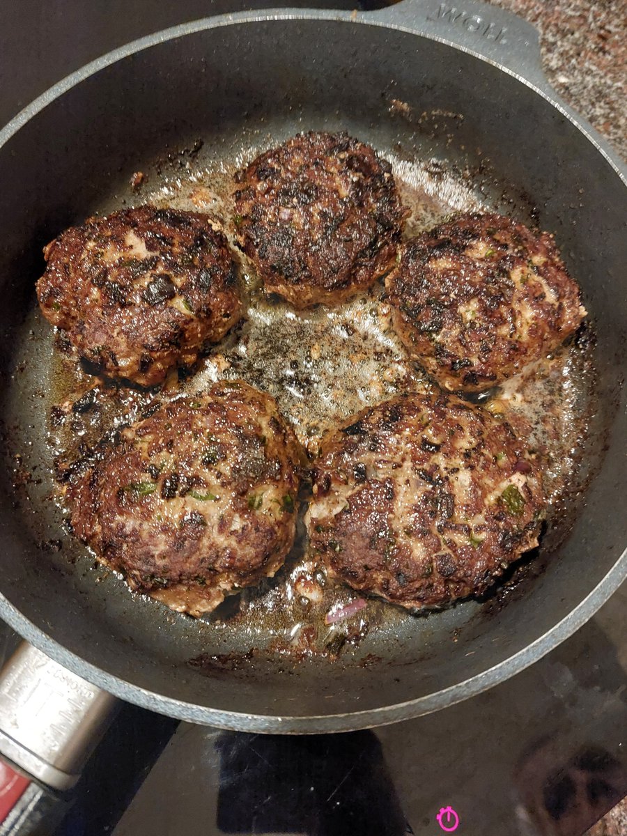 Inspiriert von <a href="/IANTO_PRT/">IANTO 🐾</a> und seinen Menschen:

Heute gibt's Frikadellen! 🤤😍