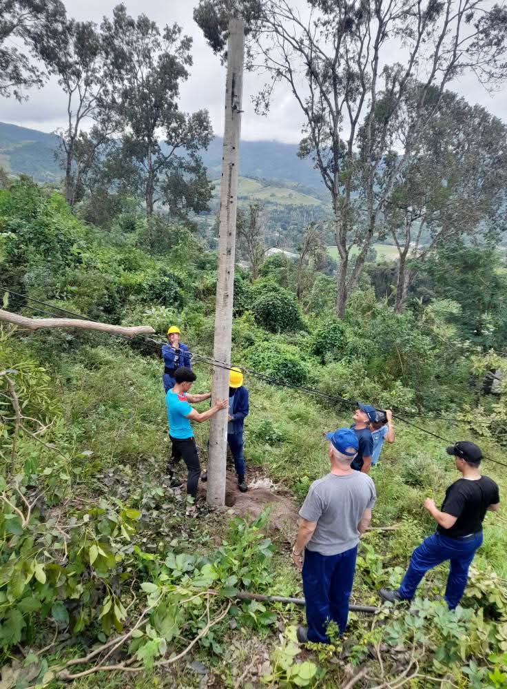 El trabajo ha sido duro. Las montañas imponen un esfuerzo grande para asegurar las
 📞comunicaciones. Melissa dejó estragos en la serranía Granmense pero la voluntad para restaurar ha sido más grande. Las brigadas espiriruanas han dejado su huella en Guisa. 
#EtecsaConCuba
#Cuba