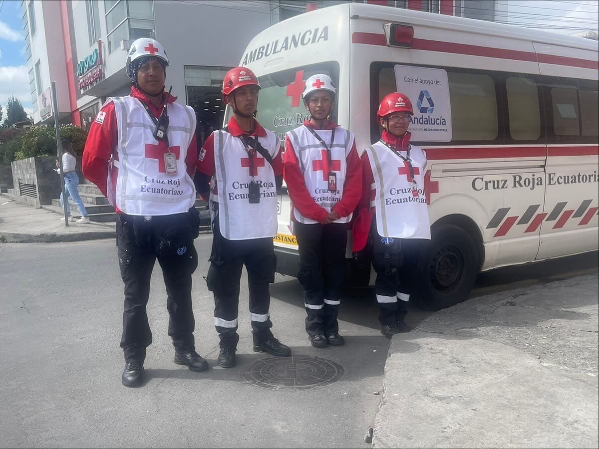 Este año, un equipo de voluntarios y voluntarias de #CruzRojaPichincha 💪🏻⛑️ se unió al operativo de la tradicional #MamaNegra para brindar apoyo a <a href="/CRECotopaxi/">Cruz Roja De Cotopaxi</a> 🚨 con atención prehospitalaria 🚑 y primeros auxilios 🩹 durante el evento.