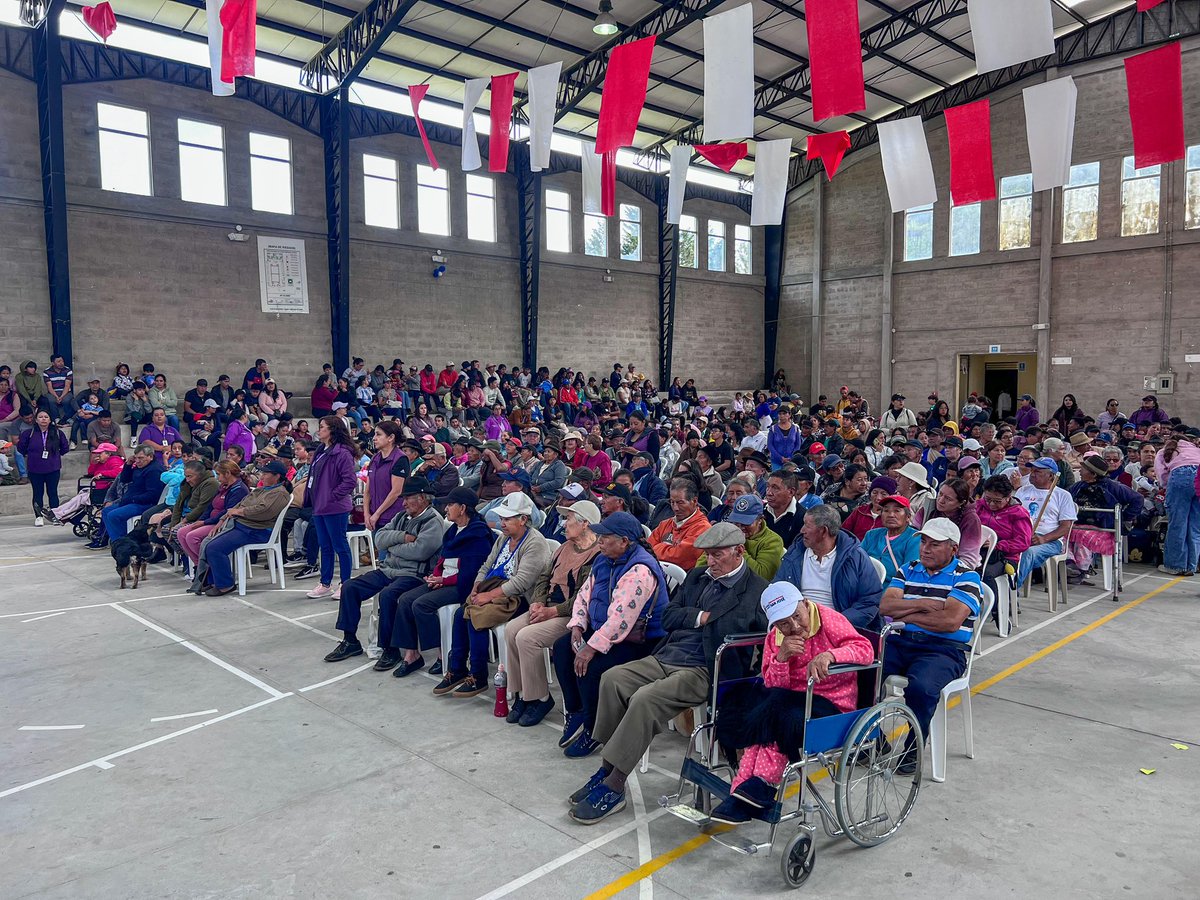El ministro <a href="/haburbano/">Harold Burbano</a> entregó kits de ayuda a la parroquia rural de Nono, en el noroccidente de Quito, reafirmando el compromiso por fortalecer la justicia social y el bienestar de las familias en todo el país.
#ElNuevoEcuadoraCumple