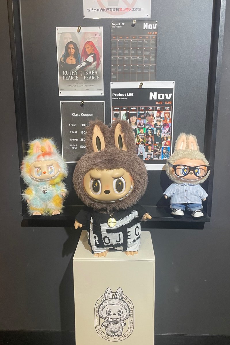 madambadang's tweet photo. the one with the glasses is obv bada’s doing HAHSJAHAJAJAJAJAJ https://t.co/w04xcs2IaZ