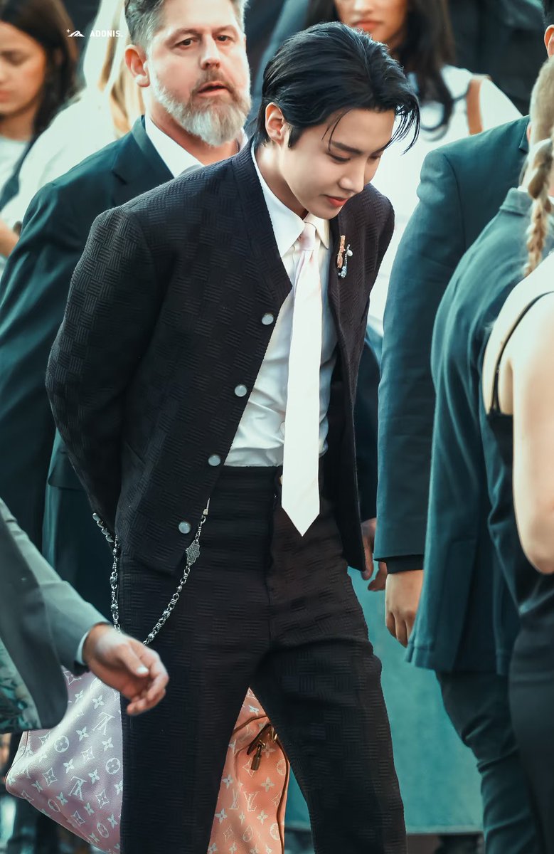 voteforjhsw's tweet image. 1 RT / 1 reply = 1 vote 

I vote for #jhope at #2025MAMAVOTE