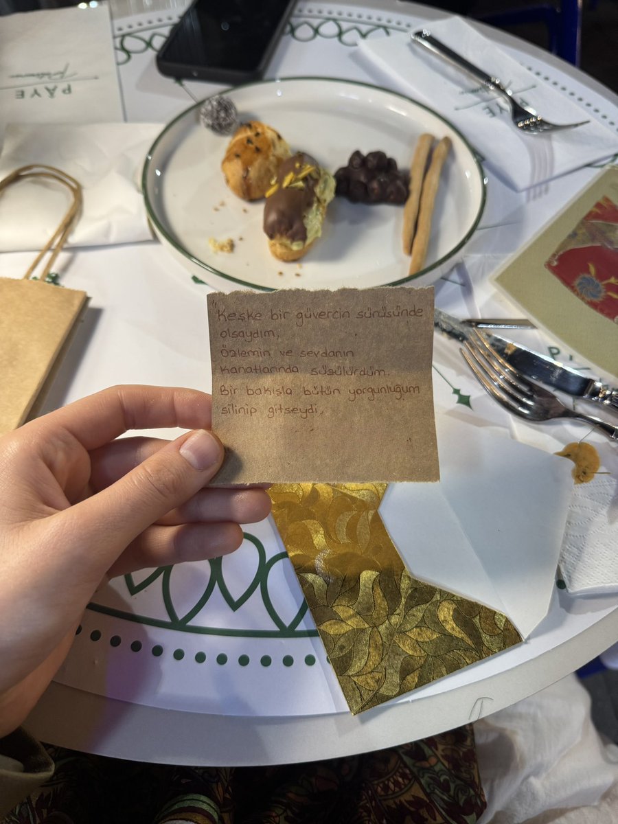 yuraynurikovv's tweet image. First dateye böyle bir notla gelmiş evlenilir mi?