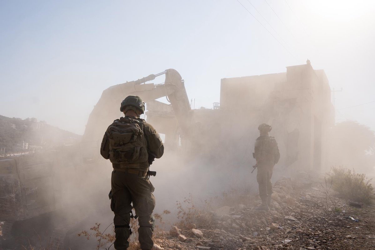 امروز (یکشنبه)، نیروهای تیپ «افرایم» در روستای «بروکین» عملیات تخریب خانه تروریست ماهر سماره را انجام دادند.

این تروریست همراه با دیگران، در تاریخ ۱۴ مه ۲۰۲۵ عملیات تیراندازی بین بروخین و فدوال را انجام داد که در آن «تسالا گز» جان باخت و پسرش «روید-حییم گز» زخمی شد و در تاریخ ۲۹