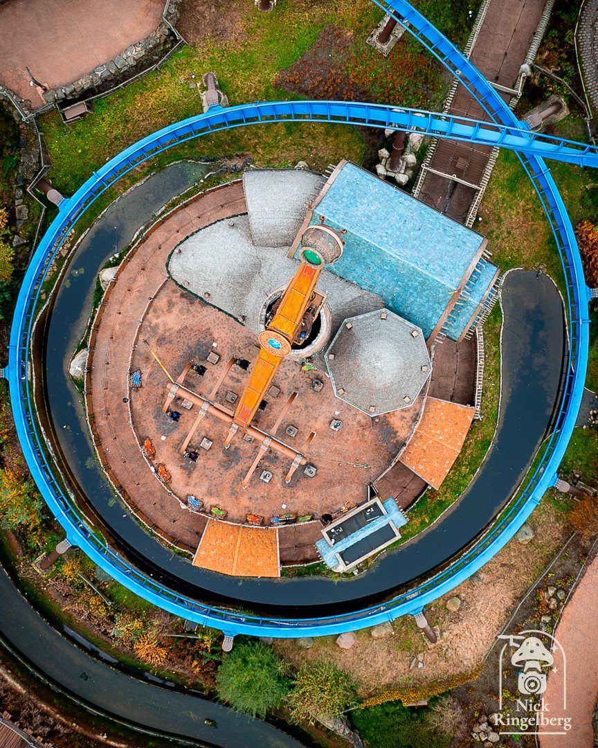 RingelbergNick's tweet photo. Een attractie in een attractie en in onderhoud!

#toverland #pixarus #nederlandvanboven #themeparks #rollercoaster #coaster #vliegtuigmolen https://t.co/yuMjotlQu1