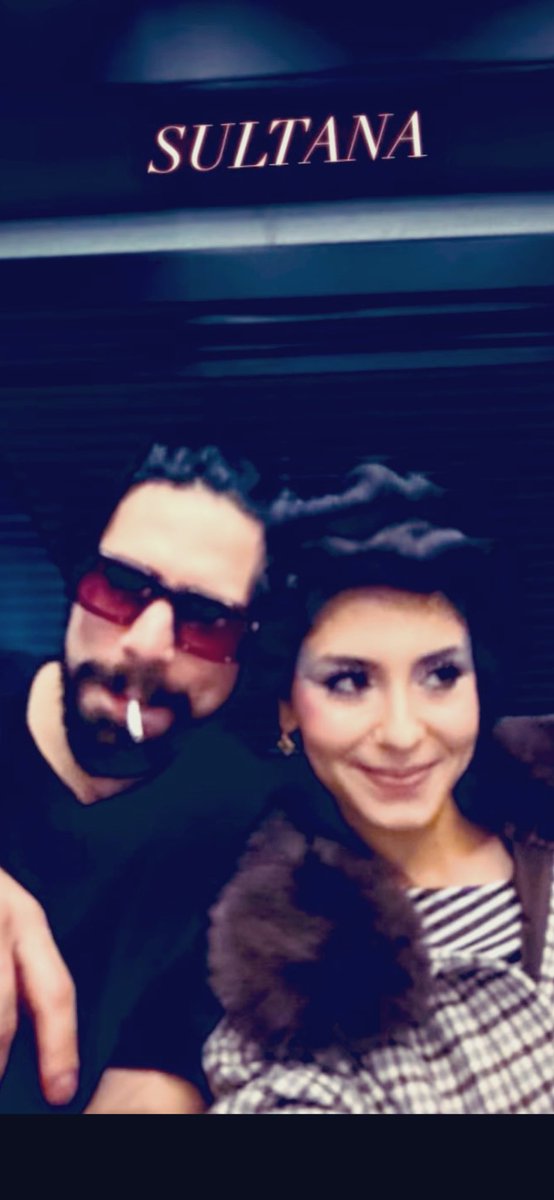 Mahaak900's tweet photo. Look how she’s literally glued to him and her hair is all over his face… I’m drowning 😭🤍🔥
#RojbinErden #TaroEmirTekin #RojTar #NewLoveEnergy #ChemistryOnFire #FangirlMode #IcantBreathe ✨ https://t.co/D1qAjGmiF6