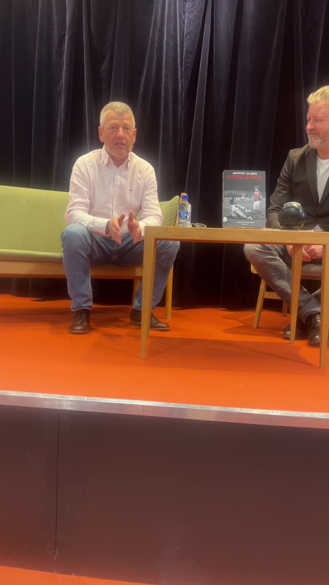 Min gamle helt til BogForum. Jeg fik signeret min bog bagefter. Hvor var det stort 🥹. #presenting #jesperolsen #fodboldlisten