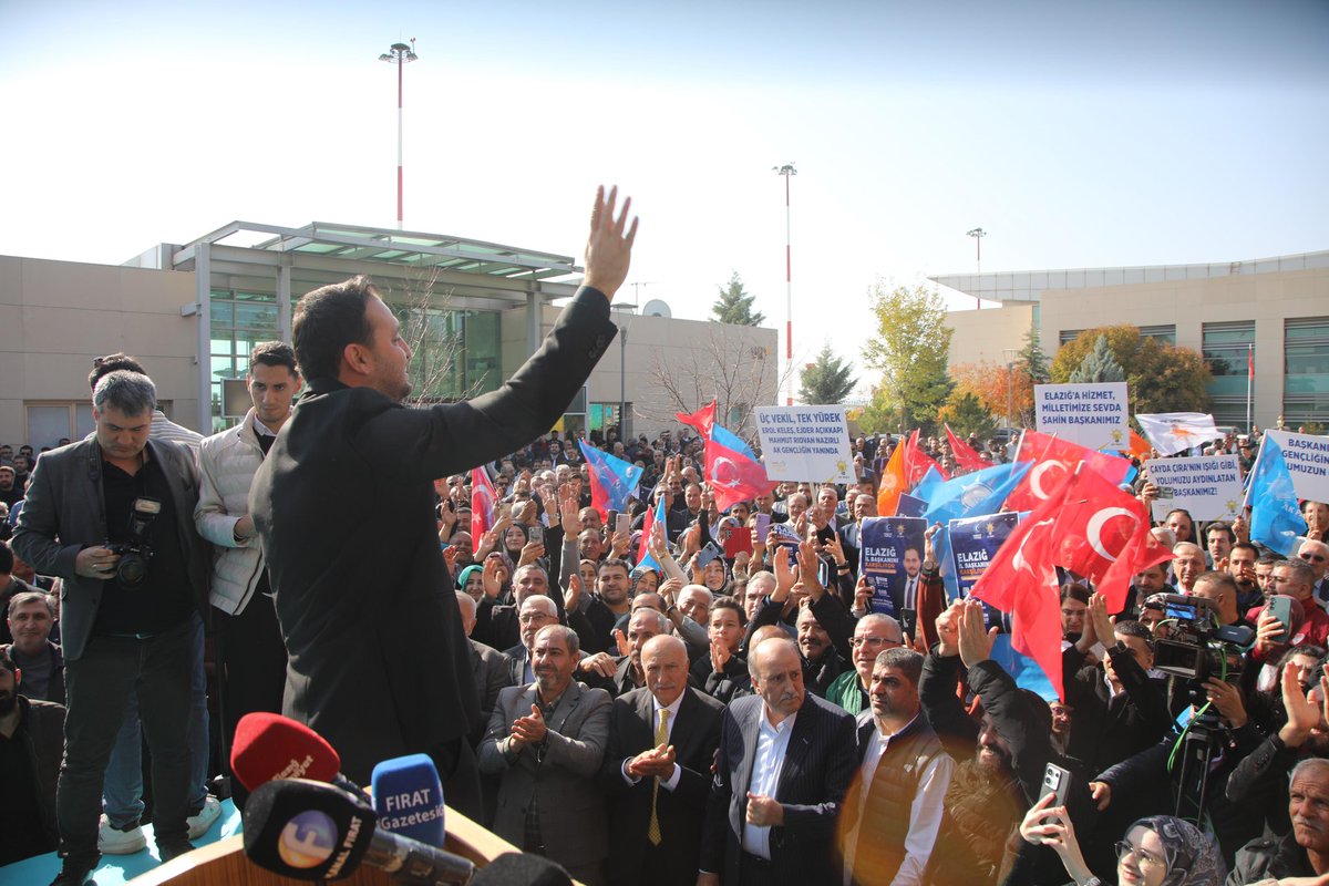 Aziz hemşehrilerim, kıymetli dava arkadaşlarım, değerli teşkilat mensuplarımız ve gönül dostlarımız…

Bugün, omuzlarımıza yüklenen bu büyük sorumluluğun farkında olarak, her birinize gönülden teşekkür ediyorum. Biz, sadece bir siyasi hareketin değil, bir milletin umudunun, bir