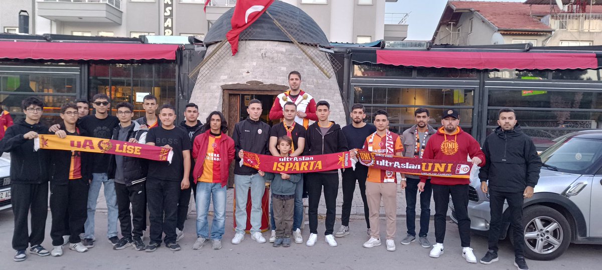 ŞANLI GALATASARAY BU TARAFTARIN SENİNLE YAŞAR!

GALATASARAYIMIZI kocaelispor karşısında kocaeli'de ve Isparta'da yalnız bırakmadık. 
#ultrAslanUNI
#uAUNISDU