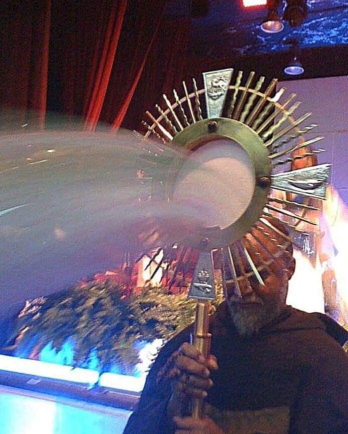 BillArnoldTeach's tweet image. A cellphone photo caught what eyes could barely see: “Power went forth from Him.” (Luke 6:19) 🙏

Fray José carrying the Lord of Glory.