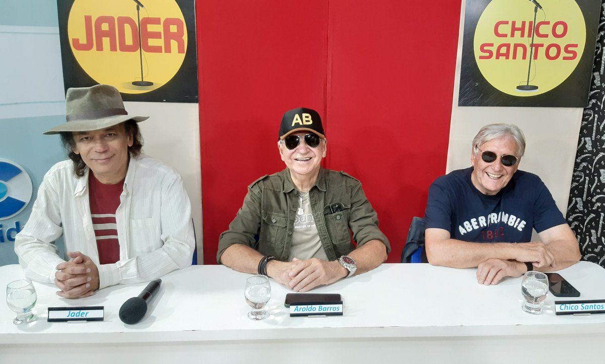 jadercantor's tweet image. Hoje tem a reprise do SHOW DO CARLOS MAGALHÃES na TV CIDADE (Teresópolis, RJ) e para mais 13 Emissoras de TV no Brasil 📷📷📷📷📷📷📷 📷
Em todas as  redes sociais da TV CIDADE Teresópolis
Na foto: Eu, Aroldo Barros (Cantor / Comunicador) e Chico Santos (Diretor Musical / Cantor)