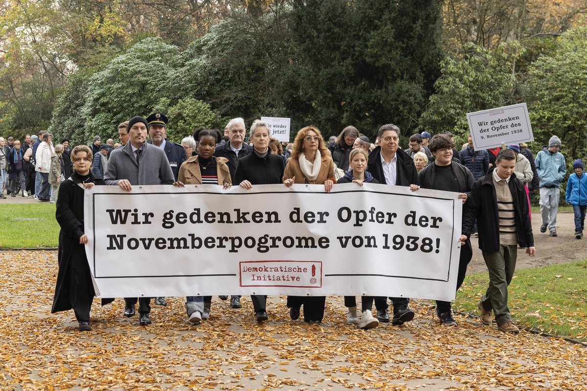 Zum Gedenken an die Opfer der Novemberpogrome von 1938 🕯️ 

Heute fand der jährliche Schweigemarsch der Demokratischen Initiative von der Gesamtschule Ückendorf zum Jüdischen Friedhof statt. 

#STEHTAUF - gegen das Vergessen!