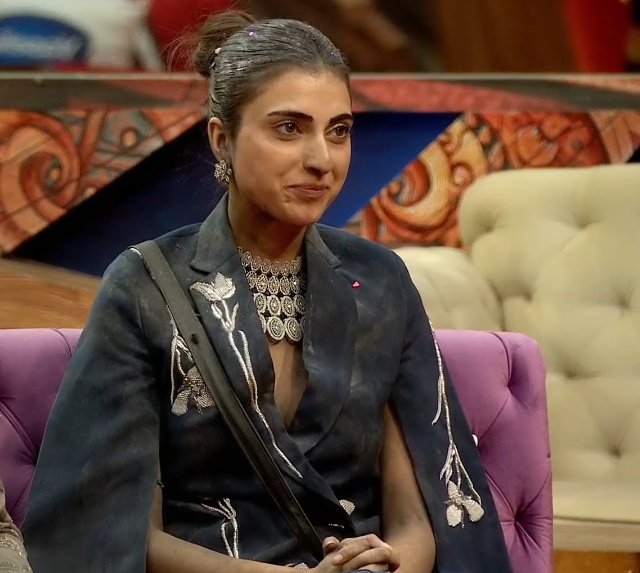Never_mind_nmv's tweet photo. Her smile after she was saved ! And she thanked audience! 
.
.
THE FARRHANA BHATT SEASON 
#FarrhanaBhatt . #BB19 https://t.co/envMidwgmu