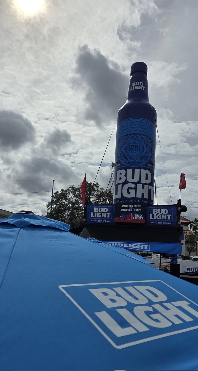 akaMinut3_M3n's tweet photo. Word!
#JPShow
#MikeCaltasTailgate
#Budlight
#1025TheBone
#WildFork
#BrisketShoppe
#BoneFam https://t.co/Lm5ewJppbr