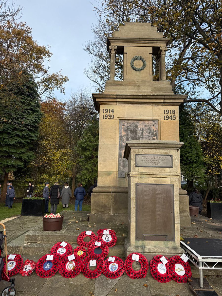 GolfLS18's tweet image. Lest we forget 🌺 

Today we remember and honour those who made the ultimate sacrifice. Our Treasurer, Ian Schofield, laid a wreath at Horsforth Cenotaph for all at Horsforth Golf Club.