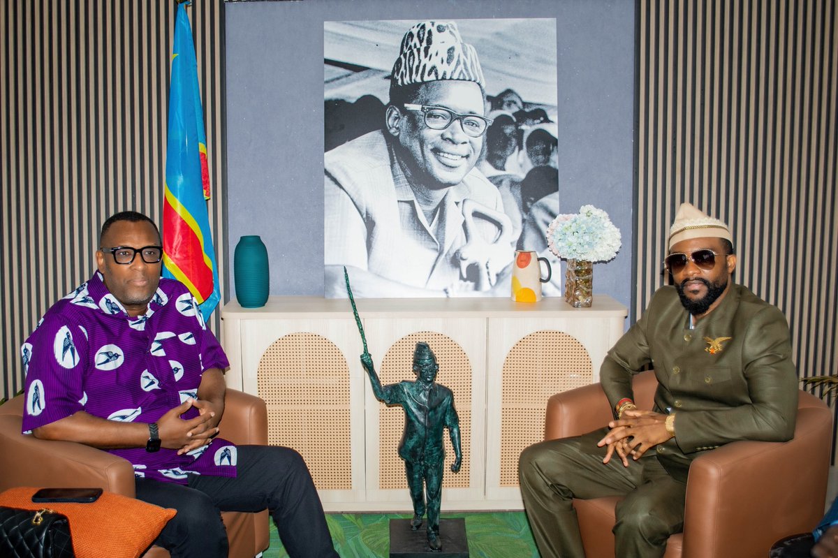Ce samedi 8 novembre, le leader Mobutu Nzanga Ngbangawe (<a href="/NzangaMobutu/">Mobutu Nzanga Ngbangawe</a>) a reçu l’artiste <a href="/fallyipupa01/">Fally Ipupa</a> au Musée national, à l’occasion de l’exposition « Mobutu : Une vie, un destin ».