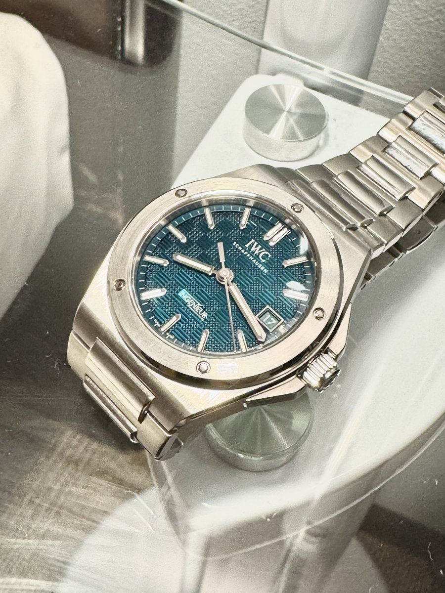 KJ_Project331's tweet image. 美しい文字盤✨
どの色にするか悩んで、アクアか白で悩み、店員さんにはいろんなロケーションで使えるホワイトが良いと言われるも、実機を見たら一瞬で一目惚れしてアクアにしました！2世代前からの憧れ、インヂュニアにようやく辿り着きました！
#328903