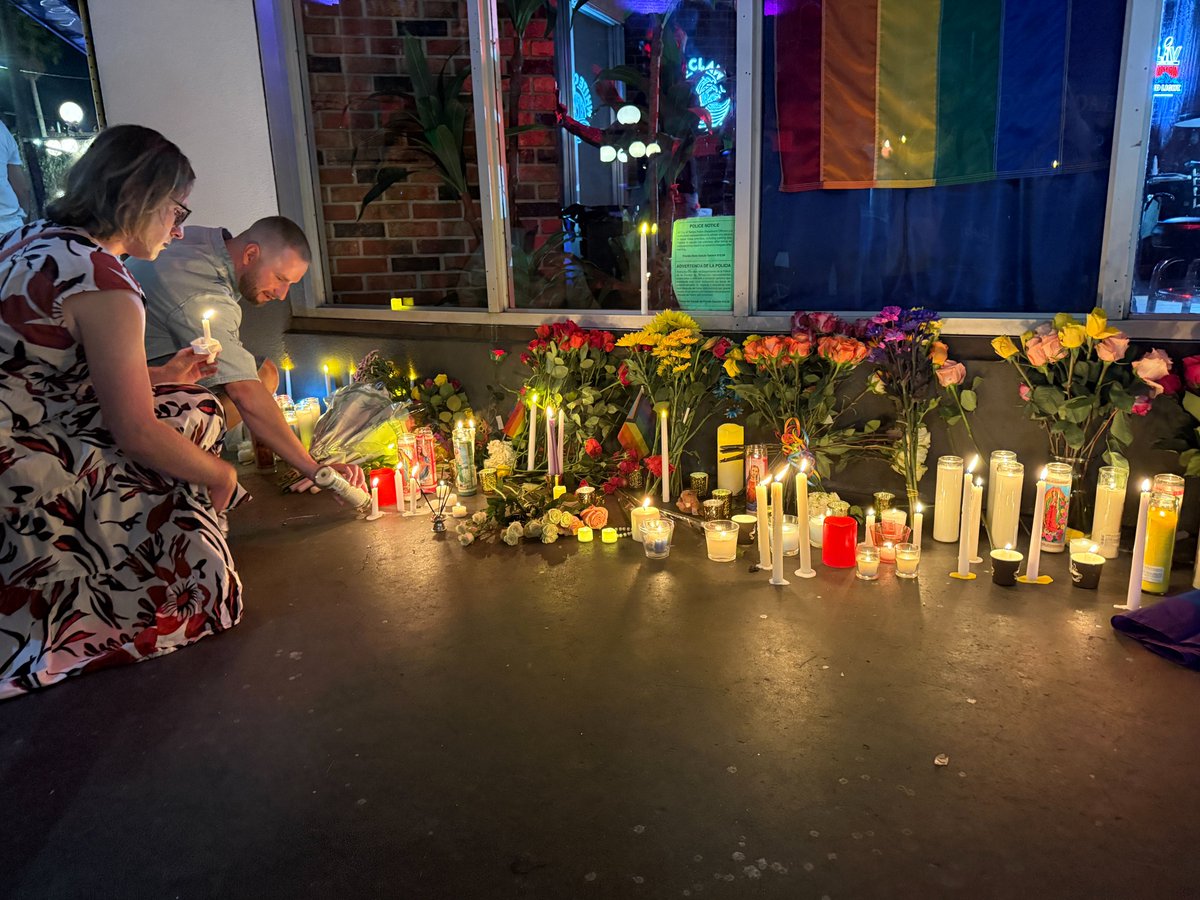 annette_tv's tweet photo. An emotional night in #Ybor on Saturday -- Dozens of people came out to Bradley's on 7th for a prayer vigil following the deadly crash from earlier that day. Police say 4 people were killed, and over a dozen were injured. @tampabay28 https://t.co/WlSs4cxN4a