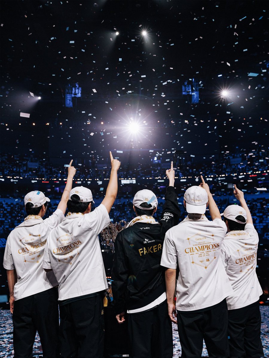 ¡#T1 CAMPEÓN DEL #Worlds2025! 🏆🔥

T1 venció 3–2 a KT Rolster en Chengdú y logró el primer tricampeonato de la historia (2023–2025), alcanzando 6 títulos mundiales como organización. 

Gumayusi en una fantástica serie fue elegido el MVP de la final. El evento volvió a romper