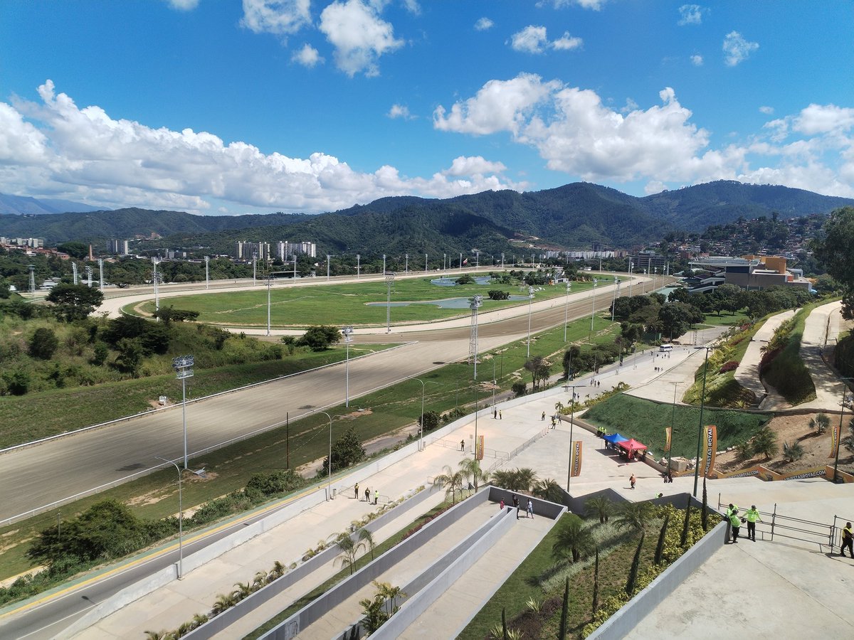 Y siguiendo la palabra del pana <a href="/Eliojgm/">Elio García 🦁⚾</a> aquí estamos hoy, disfrutando de béisbol e hipismo, más nada!