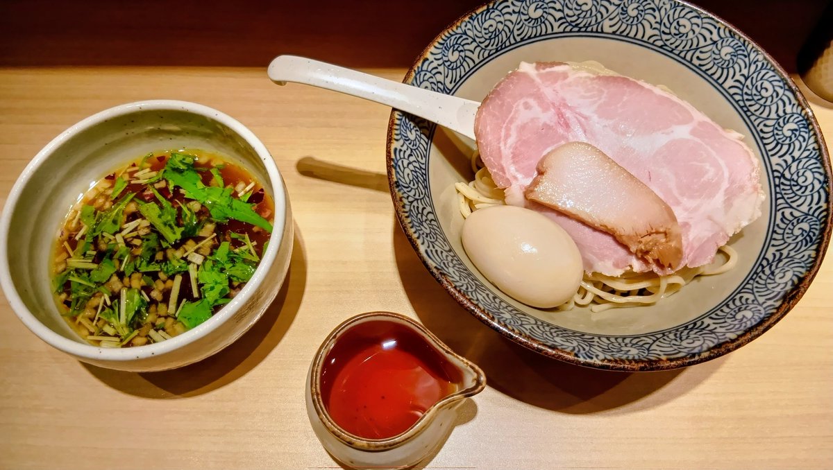 会議研修の際に気になったお店に行きました。写真中央の昆布水が濃厚、昆布水と麺だけでも旨いです。つけ汁も塩梅も良しでした。締めのスープ割りも完食、かなり完成度高かったです。
リピートしたくなりますね👍️