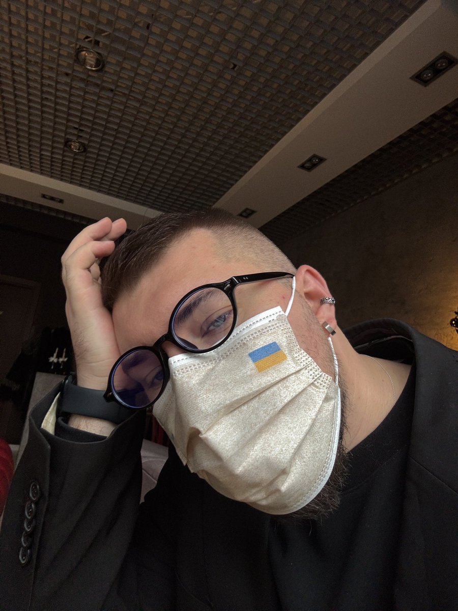 volodingram's tweet image. Захворів, через аварійні відключення світла маю вилазити з дому, але одягаю маску, щоб не розносити свої бацили.
Люди: дивляться так, ніби повернулися у 2021 рік)