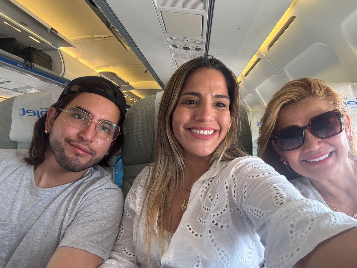 Ex Presidente <a href="/JeanineAnez/">Jeanine Añez Chávez</a> junto a sus hijos José Armando y <a href="/caroriberanez/">Carolina Ribera Añez</a> rumbo a su natal Trinidad después de 4 años y ocho meses de su encarcelamiento.